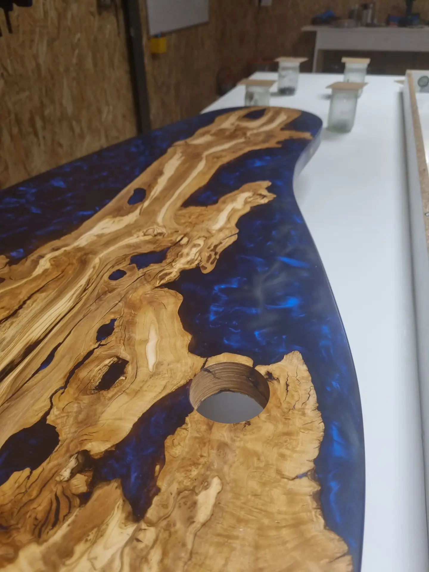 bureau en olivier resine bleu grande vernis stanwood