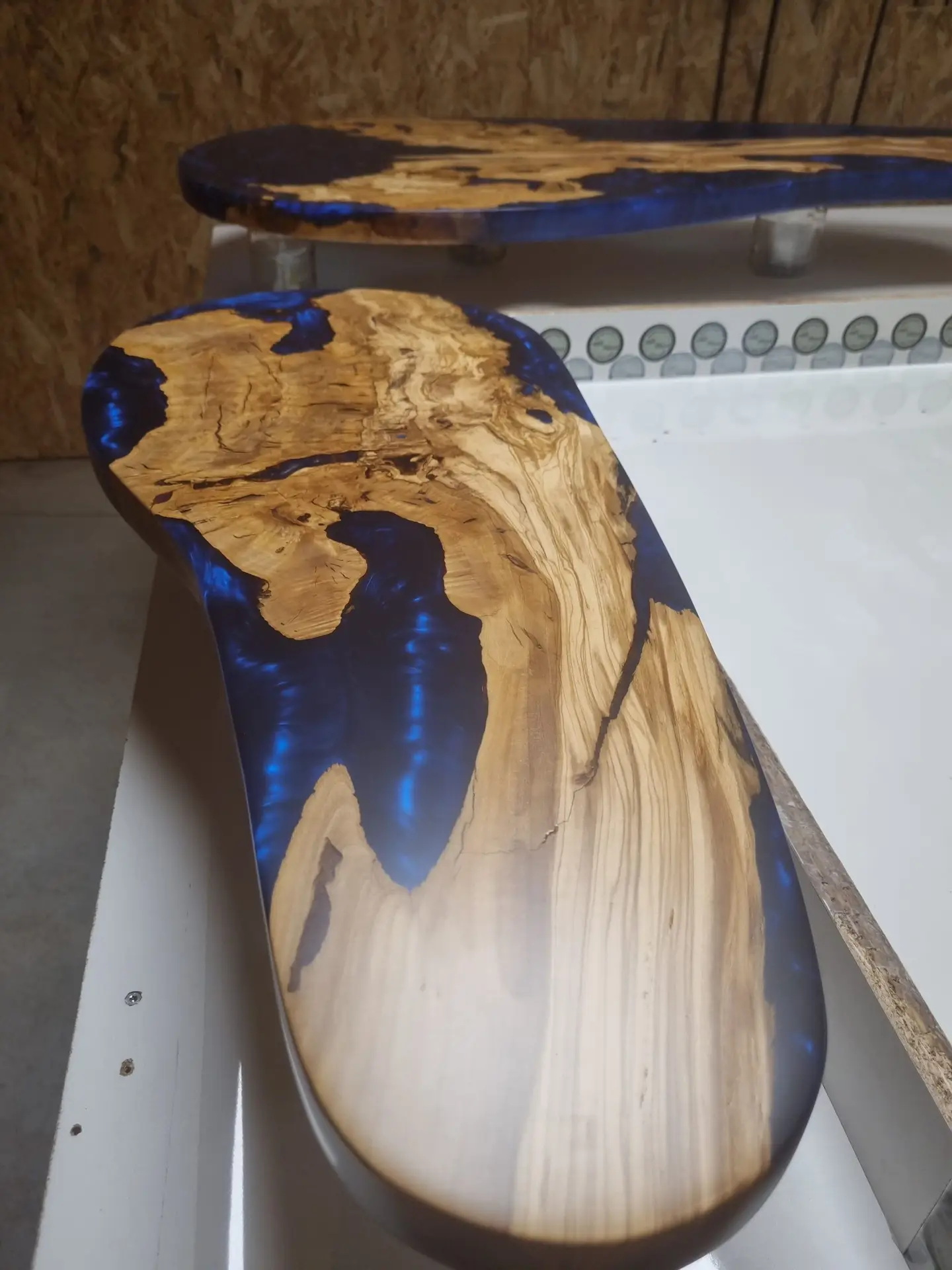 bureau en olivier resine bleu petite vernis stanwood