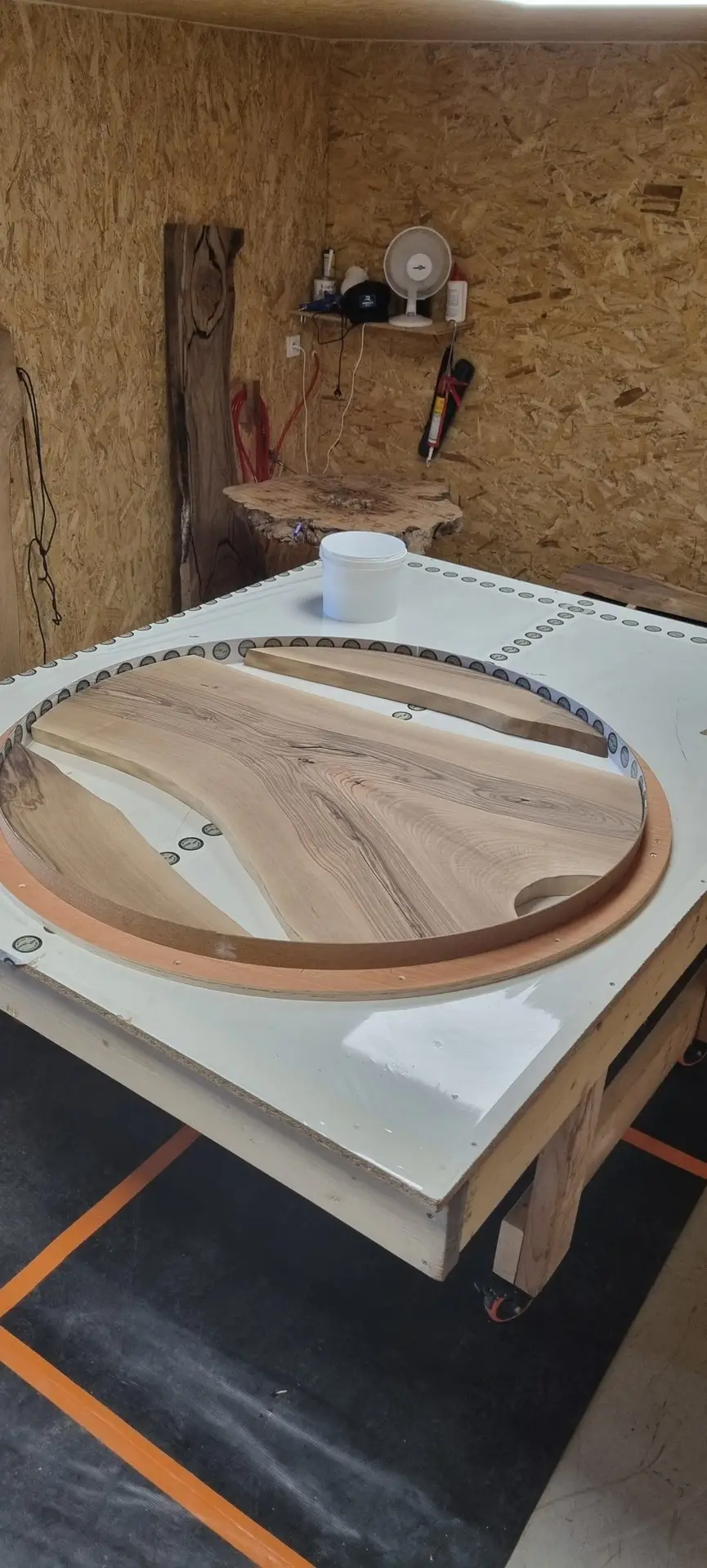table ronde epoxy blanc avant coulage stanwood