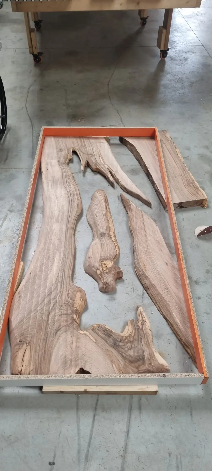 table noyer epoxy translucide noir decoupe