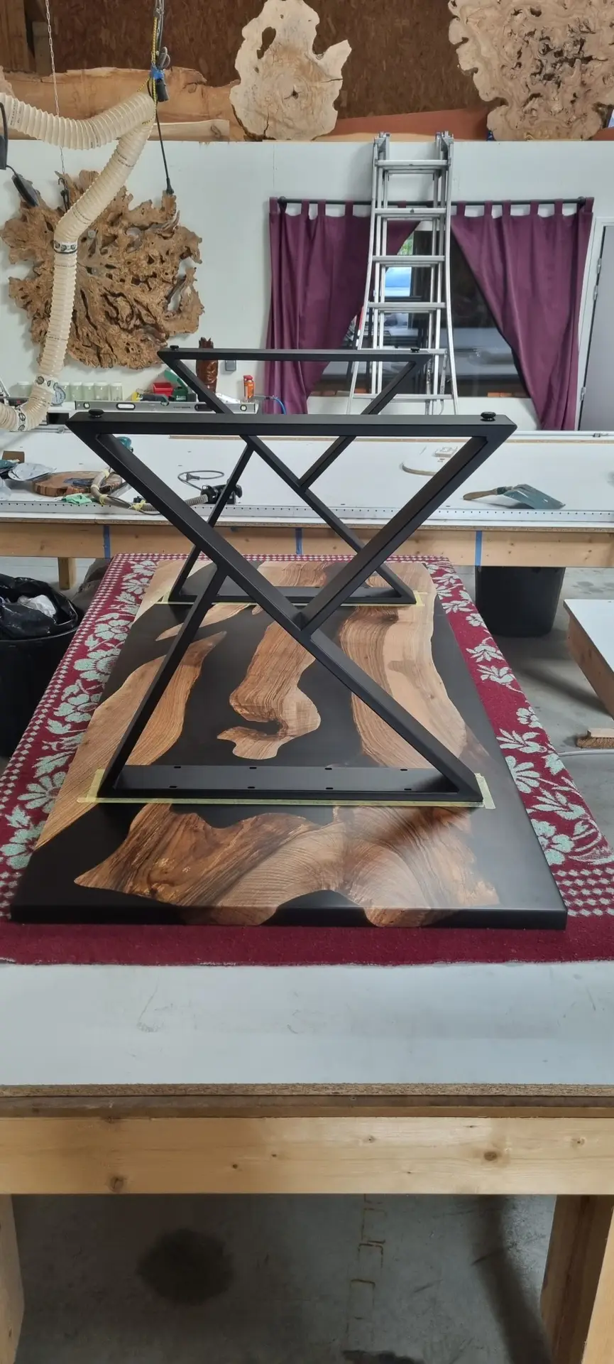 table noyer epoxy translucide noir pieds sablier