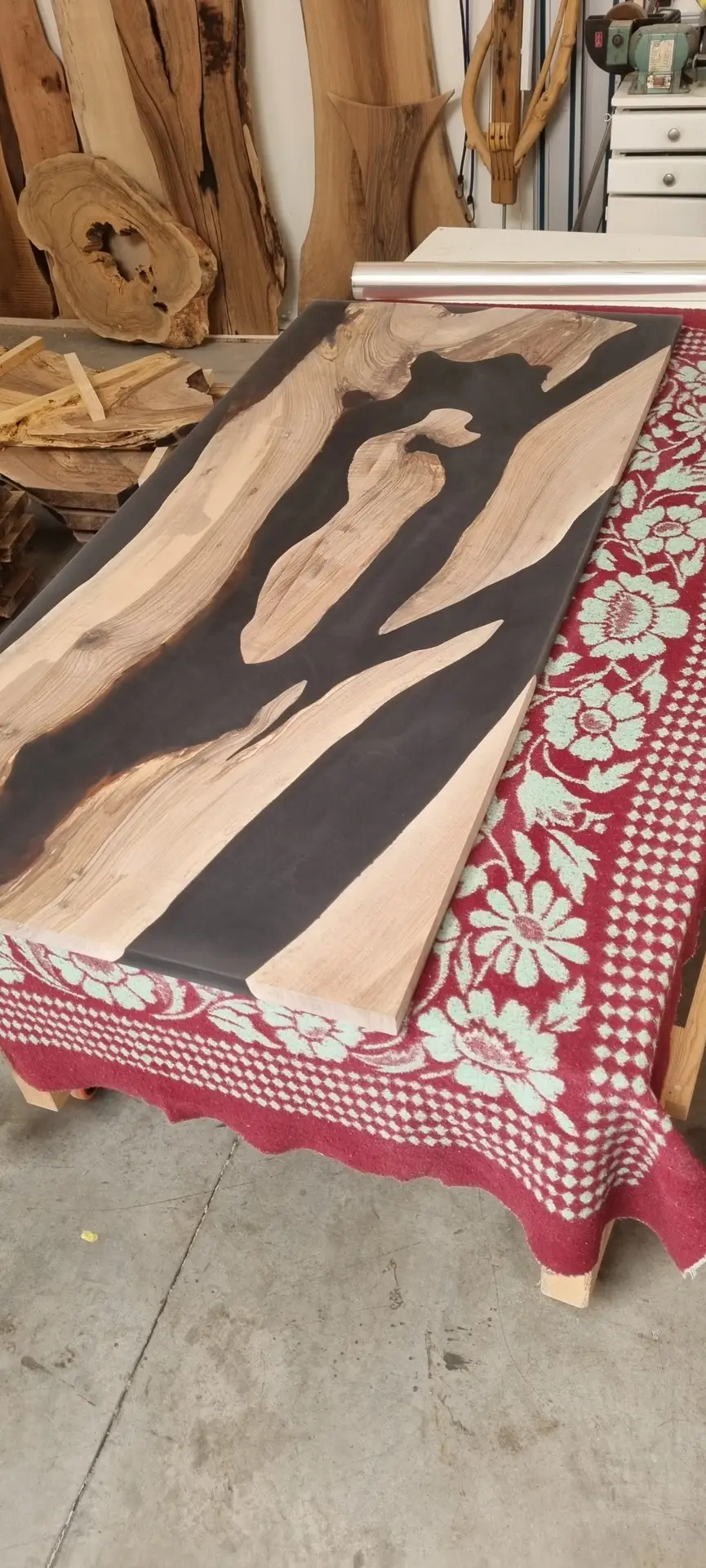 table noyer epoxy translucide noir ponçage