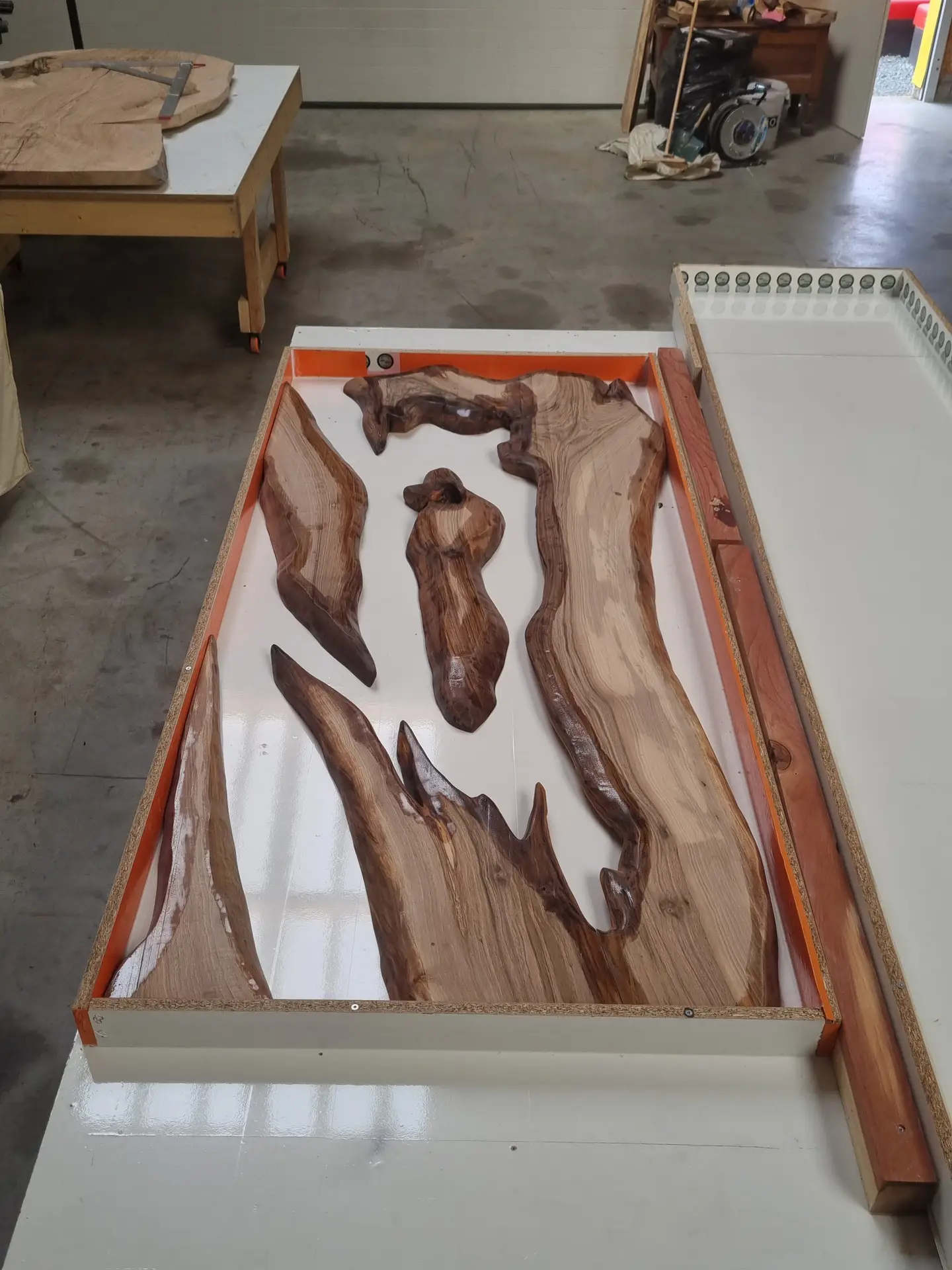 table noyer epoxy translucide noir résiné