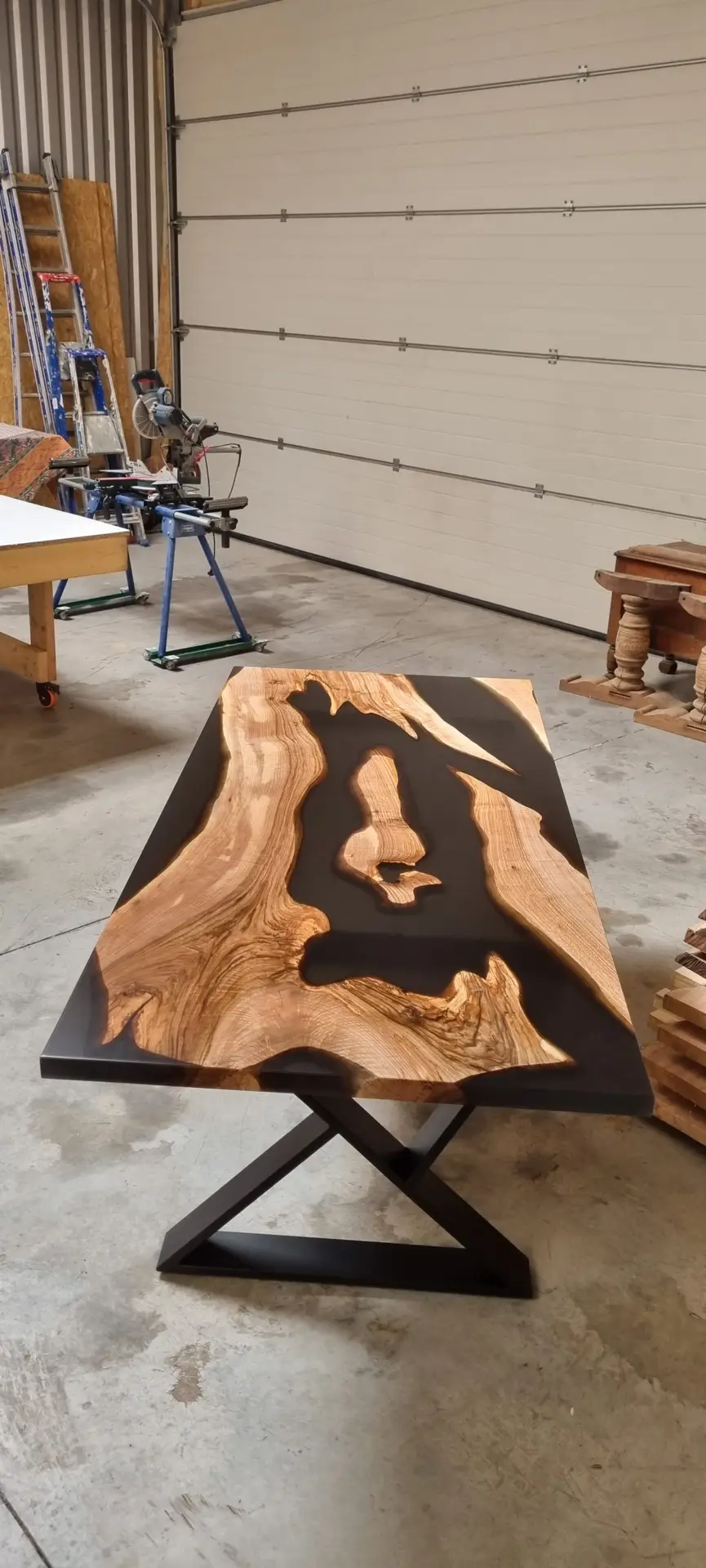 table noyer epoxy translucide noir vue d'ensemble 1