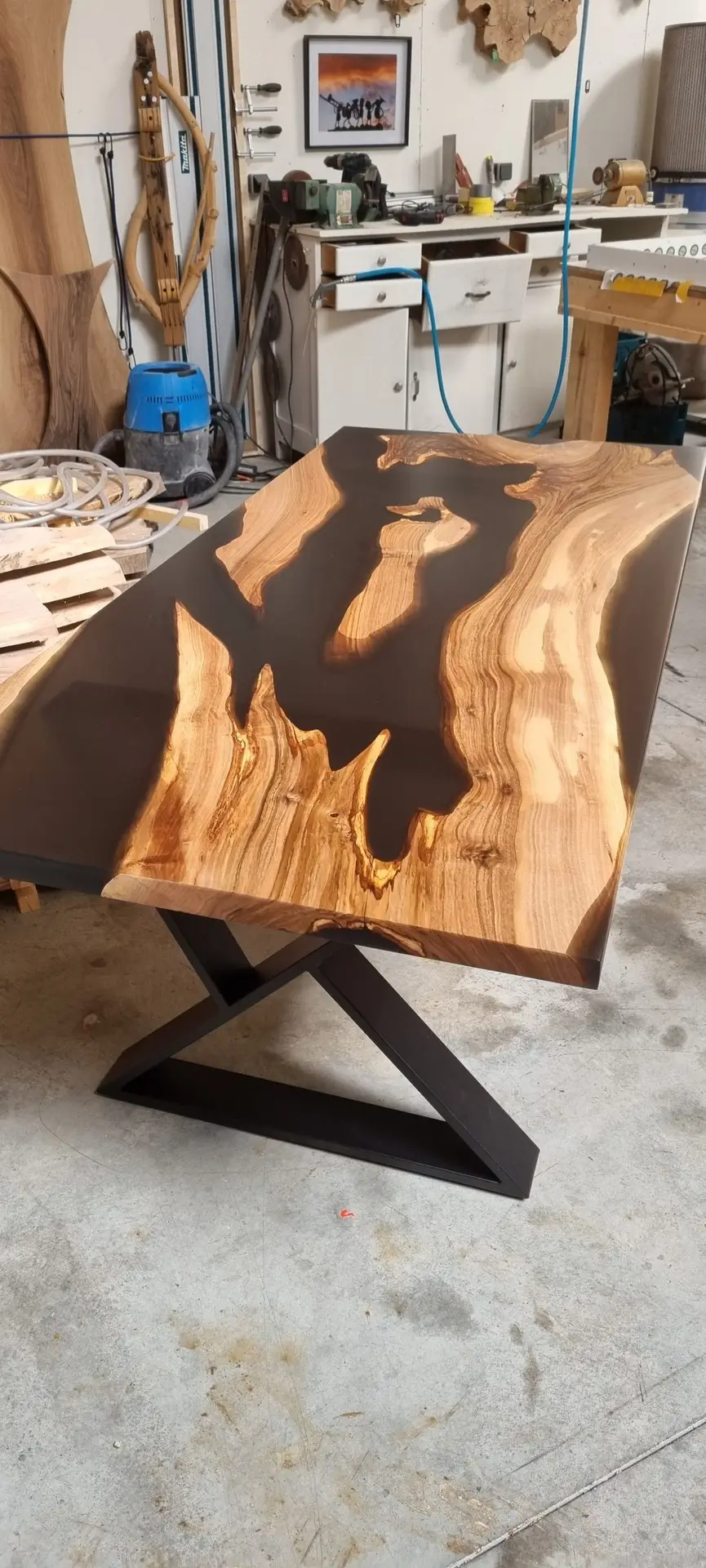table noyer epoxy translucide noir vue d'ensemble 2