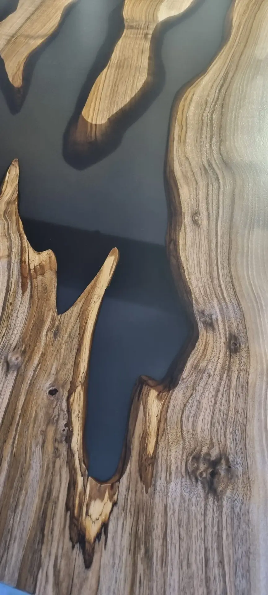 table noyer epoxy translucide noir vue translucide